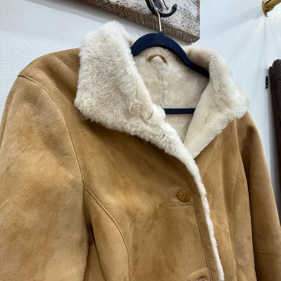 Danier 💯 % Sheepskin Suede Jacket - Picture 13 of 17